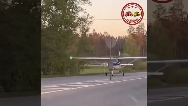В Латвии двухместный самолёт с неисправным двигателе?