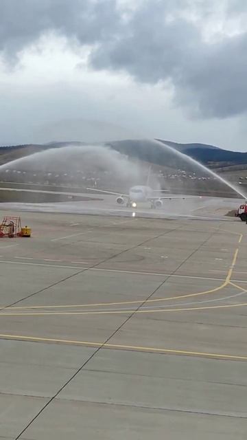 Водной аркой встретили первый самолёт из Омска в аэро? смотреть онлайн