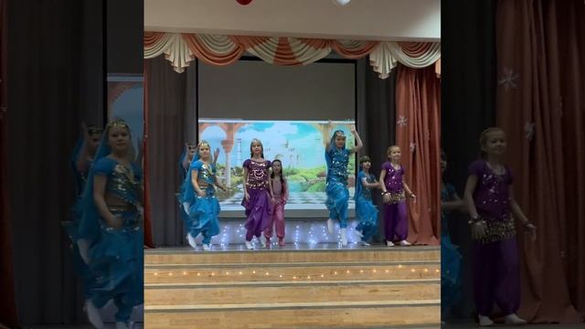 Вероника Павлишина (вторая слева) Восточный танец