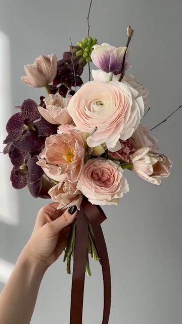 Авторский букет невесты с пионовидными розами Tsumugi и ? смотреть онлайн