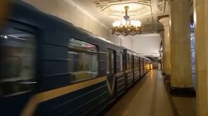 Перегонка поезда метро с грузовым вагоном Ем-501 6266 при?