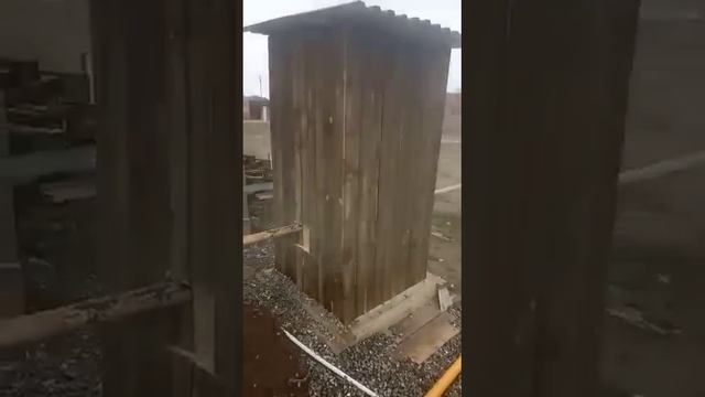 газовики провели трубу через уличный туалет🤣 смотреть онлайн