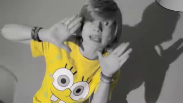 Челкастый прикольно танцует