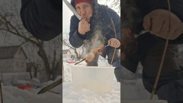 зимний шашлык в феврале из свинины на шампурах, мясо г? смотреть онлайн
