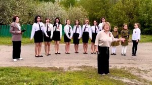 В поселке Старотимошкино Барышского района отряд «Девчата» провел парад у дома ветерана Великой Отеч
