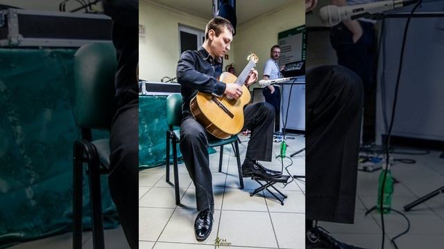 Michał Piekarski исполняет песню на радио "Душевный Восторг" смотреть онлайн