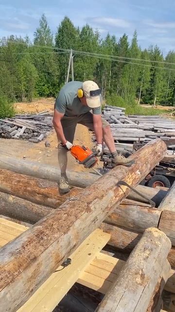 Обработка бревна на месте установки #shorts #kelo #строител смотреть онлайн