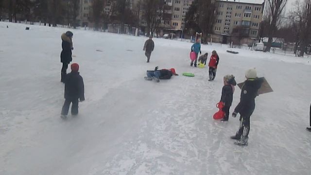 Катаюсь с горки на санках Самодельном сноуборде  ну и на ледянке/ Александр Голубец