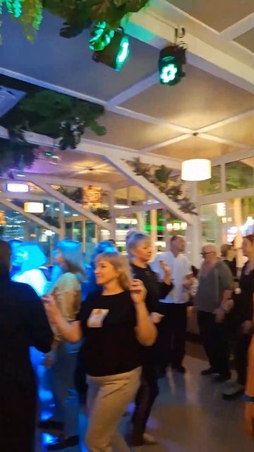 молодёжь зажигает в Анапе кафе у мангала живая музыка