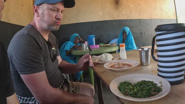 В ДОДО БЕДНЕЙШЕЙ СТОЛОВКЕ СЕРГЕЙ ЕСТ РУКАМИ / С ГРИШЕЙ И МОНИКОЙ ПОПАЛИ НА ЧЁРНУЮ МАГИЮ смотреть онлайн
