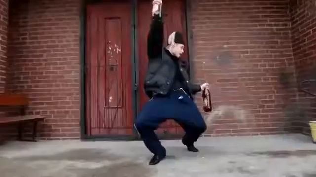 Пацан выделывает такие танцы! смотреть онлайн
