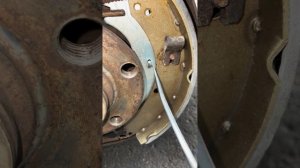 Volkswagen polo 1.6 замена задних тормозных колодок барабанов,