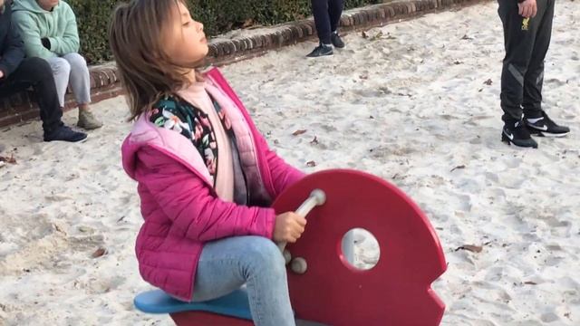 Ариша и Мариша на детской площадке смотреть онлайн