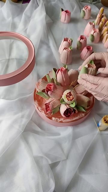 Зефирные тюльпаны.Как собрать объемный букет из зефир смотреть онлайн