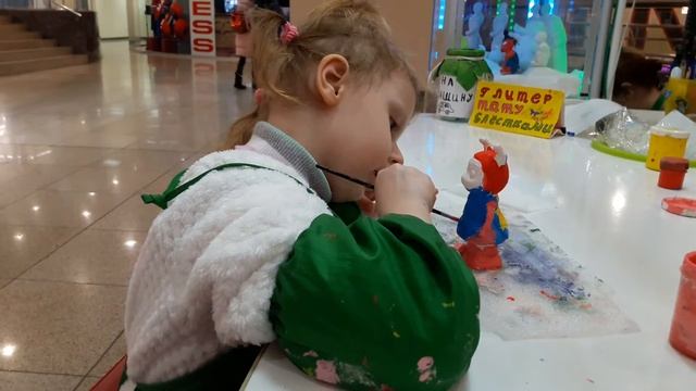 Каролина - юная художница: раскрашиваем фигурки в Караване смотреть онлайн