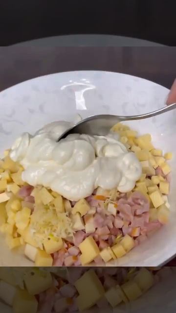Салат с ананасами и копченым сыром