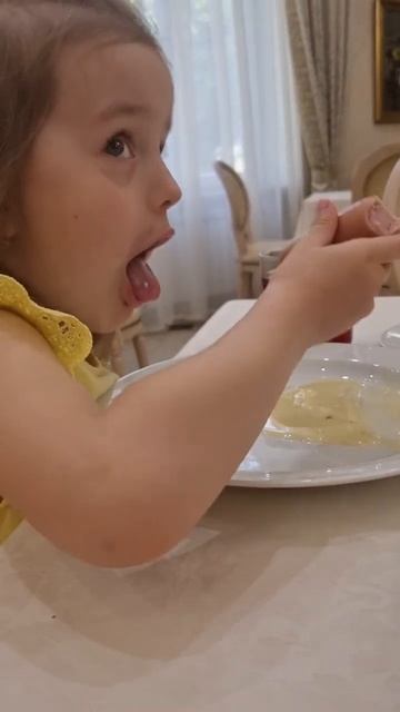 Макает сосиску в сгущёнку и ест, говорит, вкусно 😁 #мн? смотреть онлайн