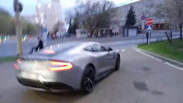 Aston Martin Vanquish уезжает с заправки у Трёхгорной мануфактуры спот 21 года смотреть онлайн
