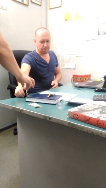 Управляющий Музторг Уфа курит что то непонятное