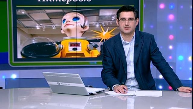 Ведущий новостей смеётся, в прямом эфире...