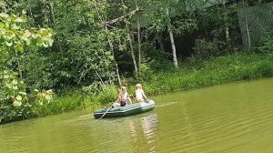 Дачный Пруд, Дети Катаются на Лодке