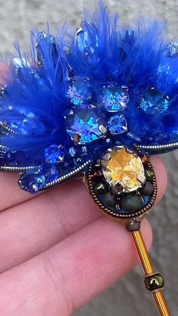 Брошь василек из фианитов и натуральных перьев #beads #jewe смотреть онлайн