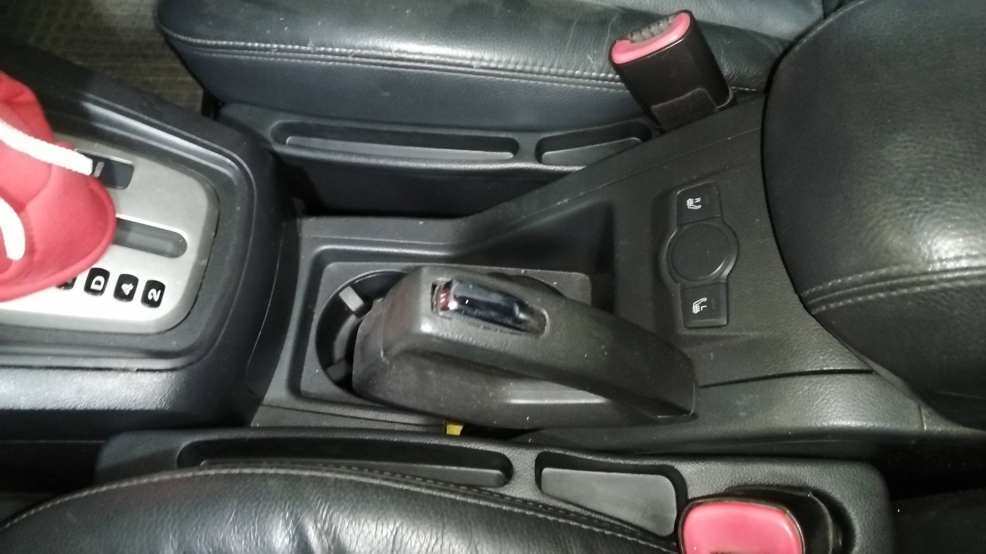 Вставки между сидений в автомобиль, щелевой ящик для хранения мелочей и защита от мусора.