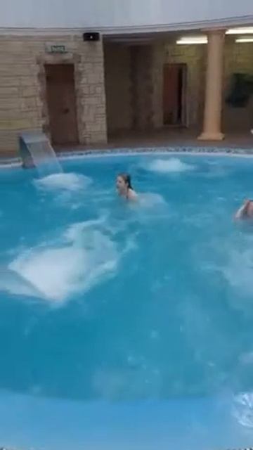 Я и сестра купаемся в бассейне в Леневке. смотреть онлайн