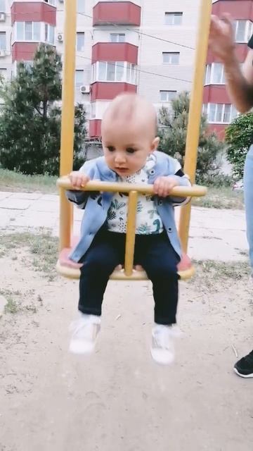 Роберт первый раз сел на качели смотреть онлайн