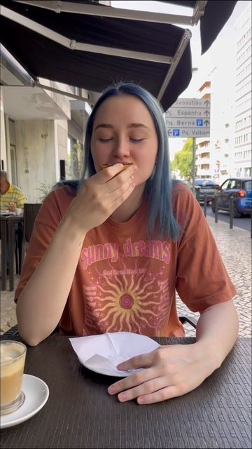 В Лиссабоне пробую Pastel de nata #переездвевропу #португали смотреть онлайн