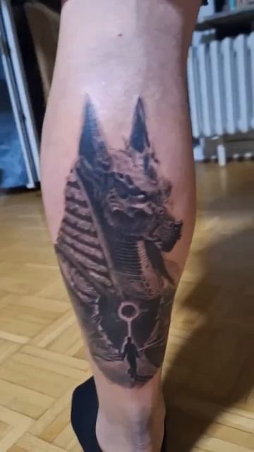 👑💀 Татуировка на ноге: Человек идет в царство мертвы смотреть онлайн