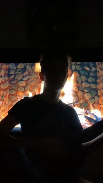 Кто слышал эту песню? #гитара #камин #кавер #песня #музы?