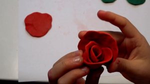 Настя лепит розу из пластилина и показывает как сдела?
