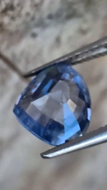 голубой сапфир 4.01ct не облагорожен. Шри-Ланка #сапфир #sa смотреть онлайн