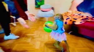 Люська ХОДИТ как человек НА ДВУХ НОГАХ и играет с Владом в футбол