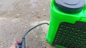 Не выключается электрический  опрыскиватель во время
