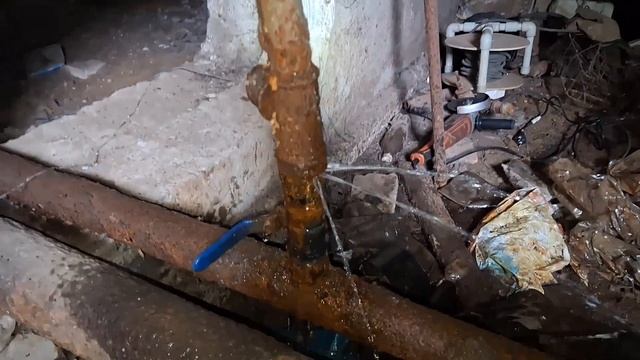 Гнилье в подвале. Пришли делать один стояк, а сломали ? смотреть онлайн