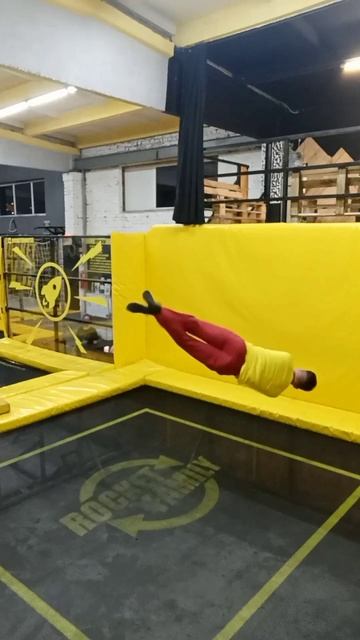 Горизонтальный винт со спины на батуте. #прыжки #батут