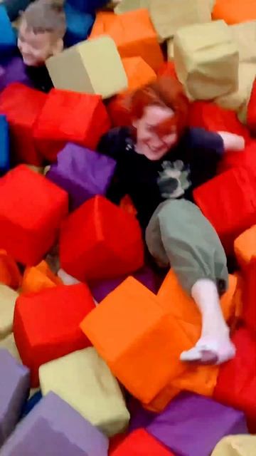 Взрослые тети тоже дети🙃#батут #прыгун #москва #эщкер?