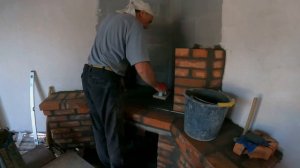 постройка углового камина из кирпича с чугунной топко
