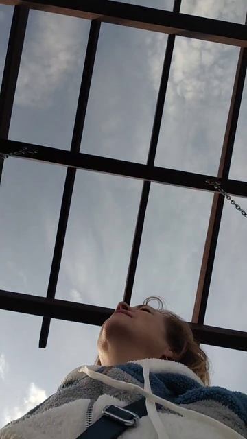 качели, весна, небо смотреть онлайн