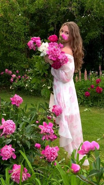 В райском саду 🌸 #пионы #сад #пионовыйсад #лето #цветы смотреть онлайн