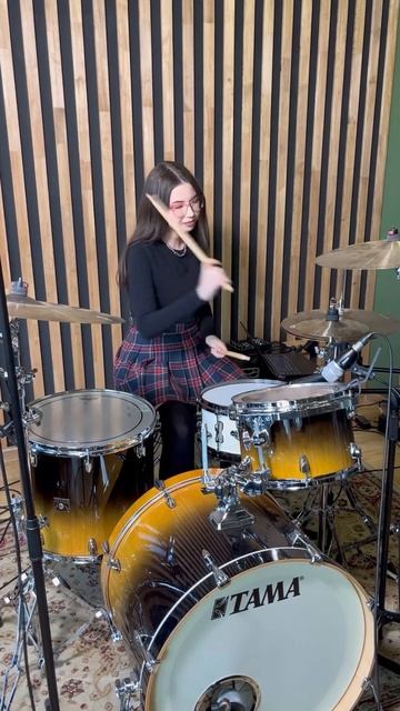 Мята 🙂↕️ #drums #drummer #drumcover #femaledrummer #барабаны #playingtheange смотреть онлайн