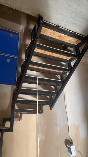 Установлен Металлический каркас под зашивку деревом . смотреть онлайн