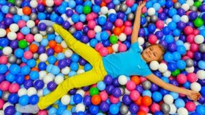 ВЛОГ Развлекательный центр с подружкой _ Видео для детей