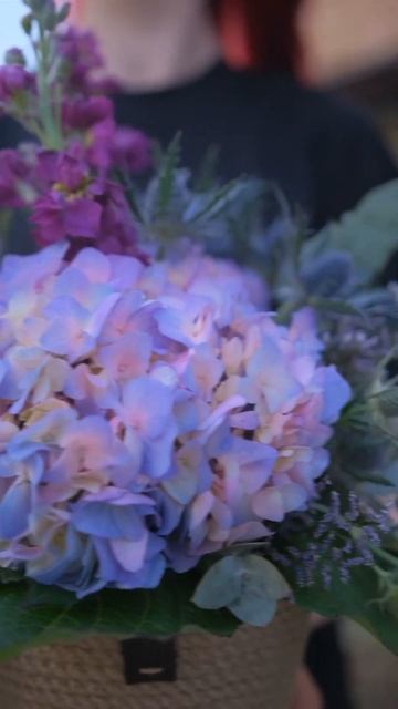 Радужная гортензия с маттиолой в кашпо #цветымосква #г смотреть онлайн