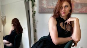Лана, она же JingerMoon, красавица из социальных сетей с ярко-рыжими волосами и красивыми ногами.