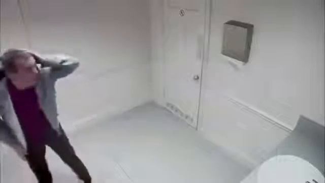 Дикий испуг прикол над людьми в барном туалете смотреть онлайн