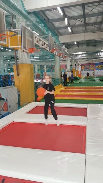 играю в баскетбол на батуте смотреть онлайн