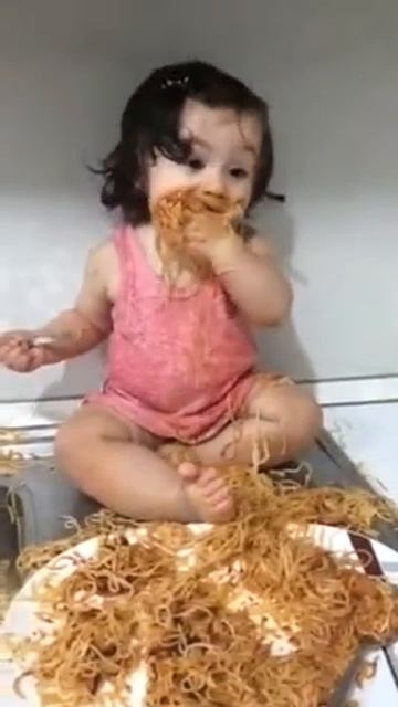 Девочка каваишно ест макароны смотреть онлайн